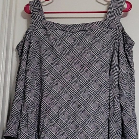 CATHERINES Top - Cold Shoulder - 22/24W - Picture 2 of 3